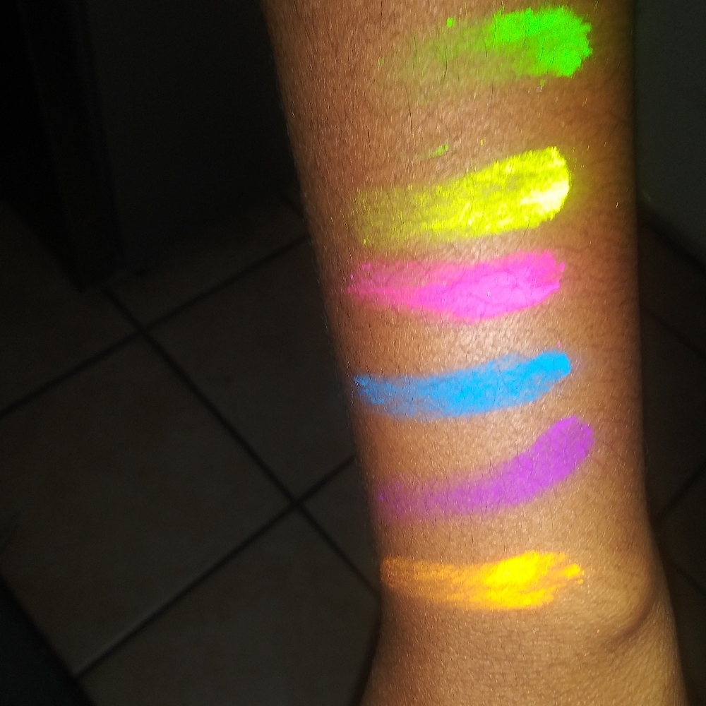 Eyeshadow - Picture 2 of 2